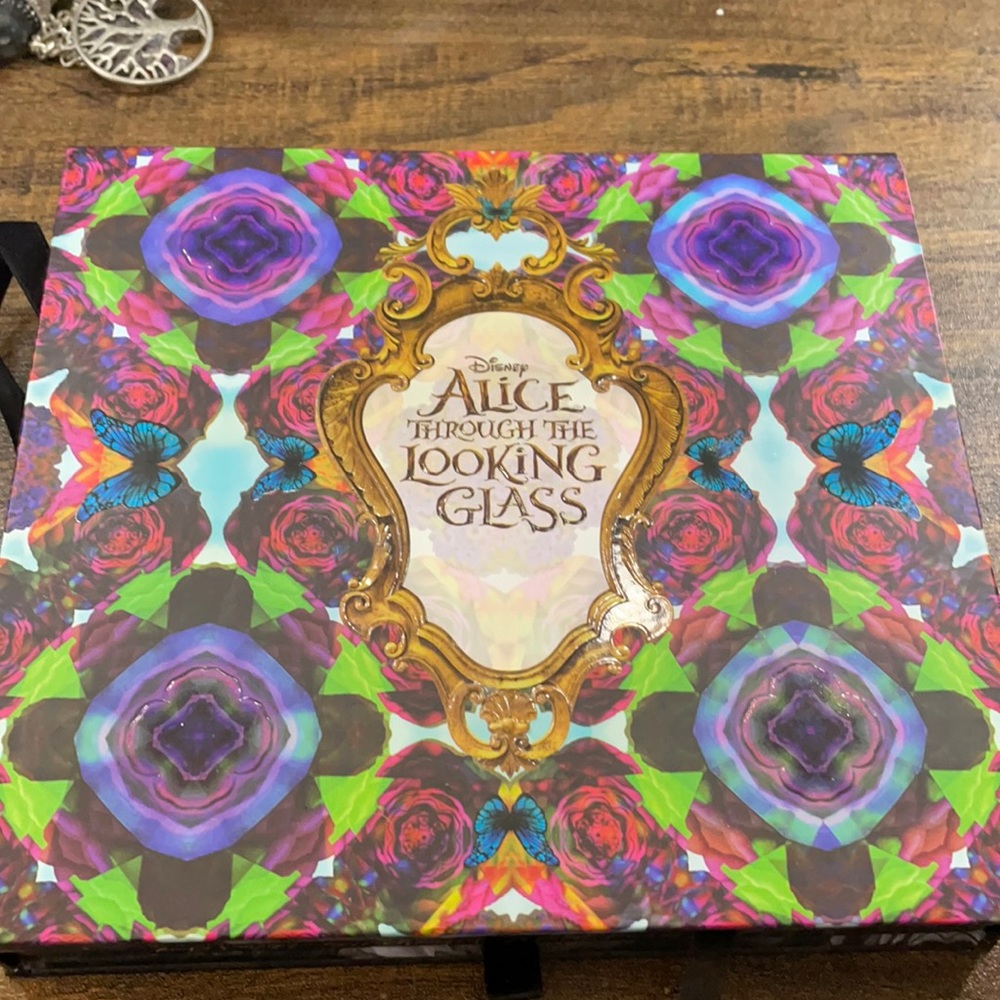 Disney x Urban Decay Alice palette